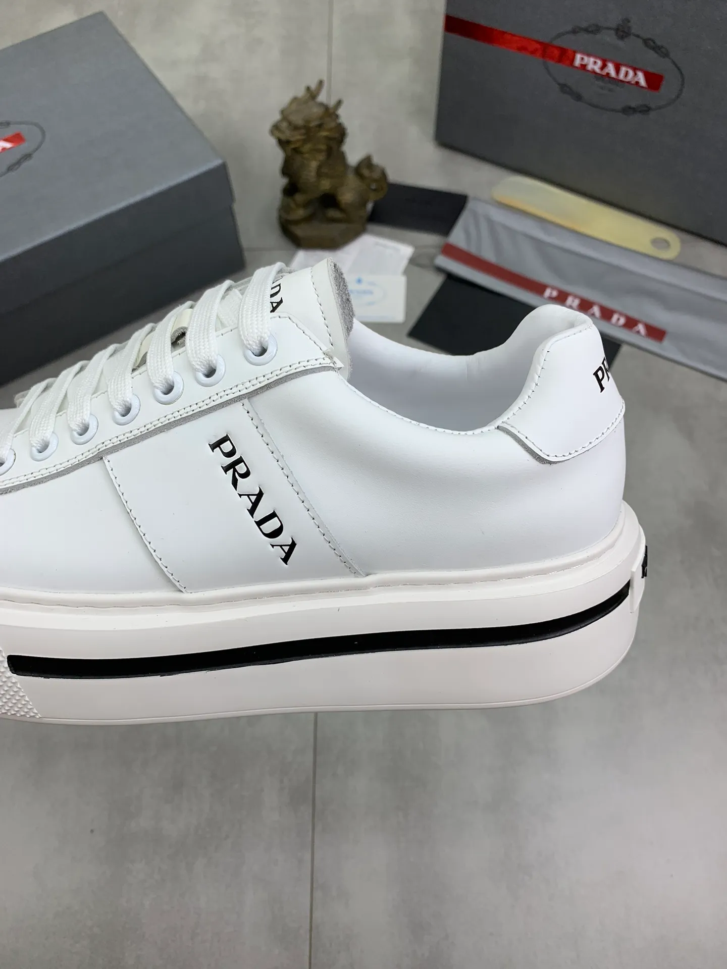 Men's Men's Shoes💰P560💰【New Style】 The latest model of high-quality PRADA classic men's shoes has been launched on the official website in 1:1 replica, synchronized in Hong Kong counters and on the same catwalk; all made of calfskin ➕Imported cowhide lining, 🍡🍡original rubber outsole 1:1 non-slip and wear-resistant; comfortable to wear, attractive style, fine workmanship, and simple and neat shoe last, showing a man's courage and toughness, 👍Number 38 to 44 (45 can be customized) 4⃣️colors🉑️ to choose from